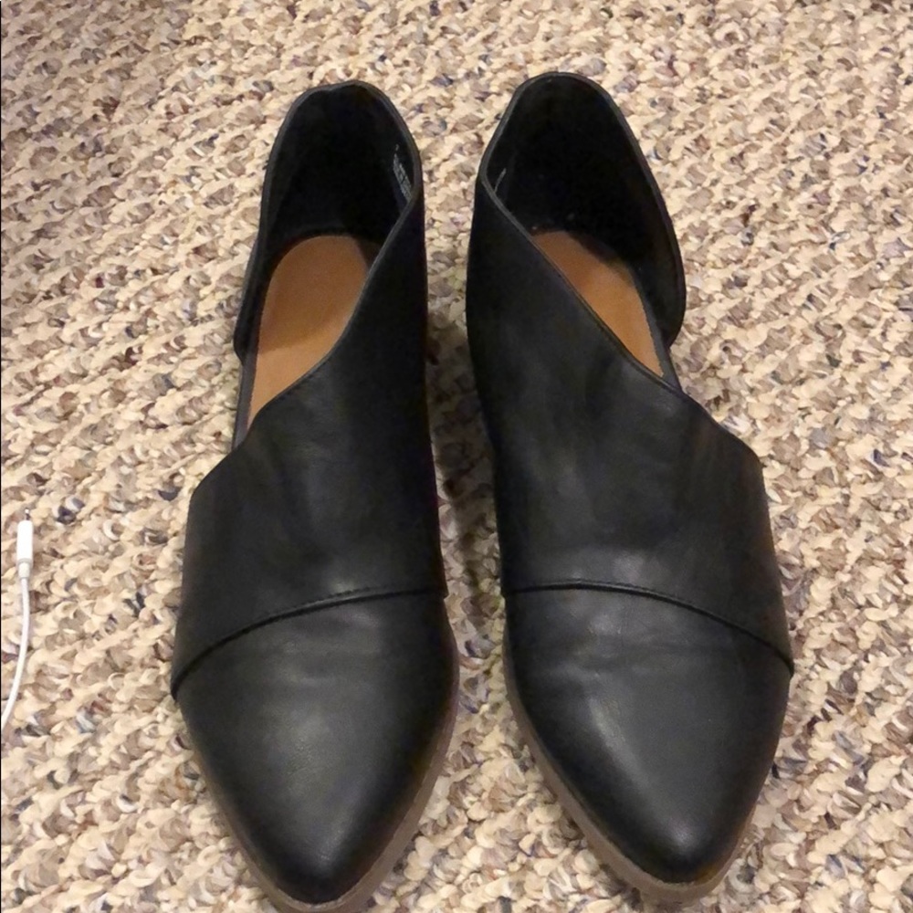 Universal thread black cutout flat size 7